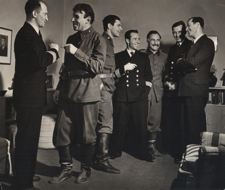 Экспонат #67. Встреча советских кинооператоров с американскими актерами. 1943 год